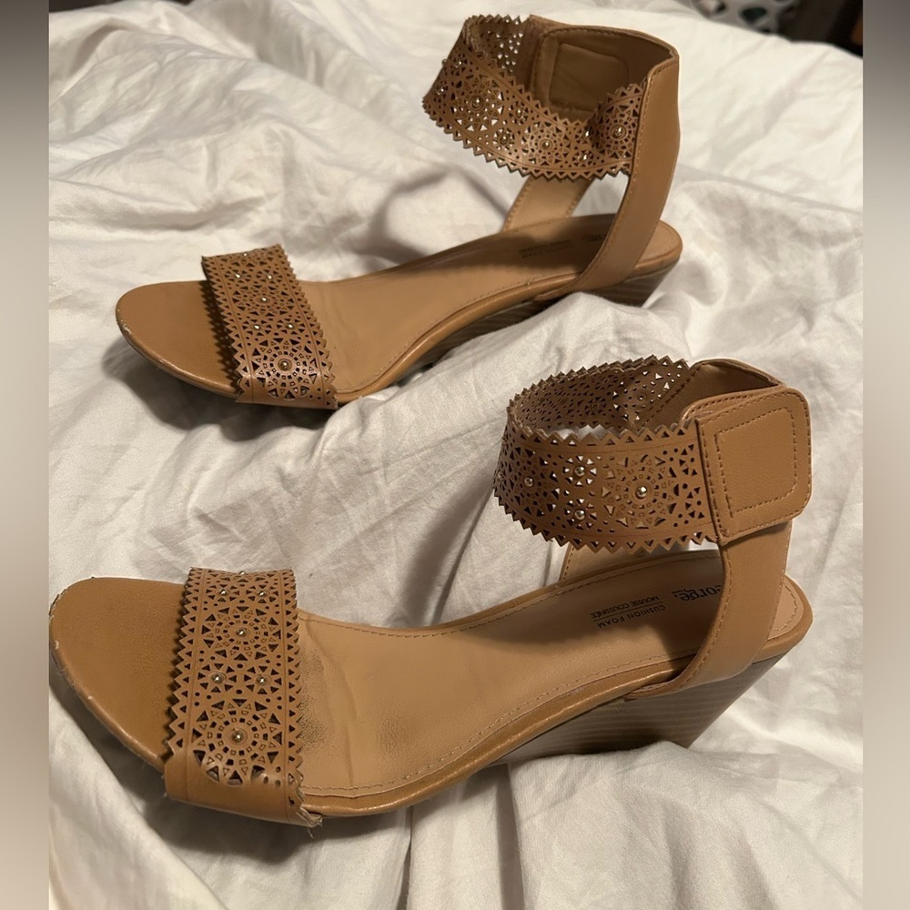 Ladies  strap sandals.